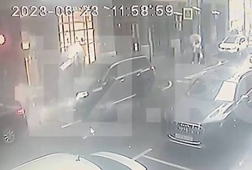 Момент падения бетонной плиты на автомобили в центре Москвы попал на видео