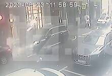 Момент падения бетонной плиты на автомобили в центре Москвы попал на видео
