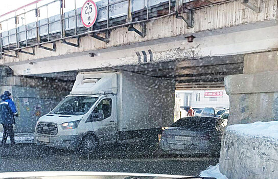 Очередная машина застряла под «мостом глупости» в Саратове