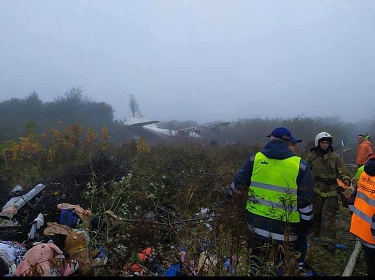 На снимке, которым пресс-служба сопроводила публикацию, Ан-12 с логотипом перевозчика «Украина Аэроальянс» лежит на грунте в окружении кустов и деревьев. Правое крыло транспортника значительно повреждено. 