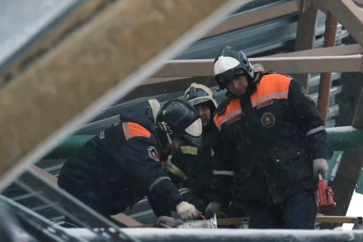 Липецкий губернатор поблагодарил спасателей и медиков за работу при обрушении крыши цеха