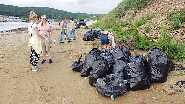 Сотрудники мэрии собрали 200 мешков мусора на побережье Владивостока. Видео