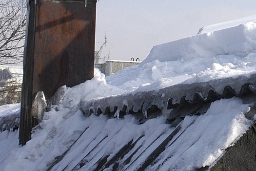 Упавшая наледь с крыши повредила позвоночник ребенка