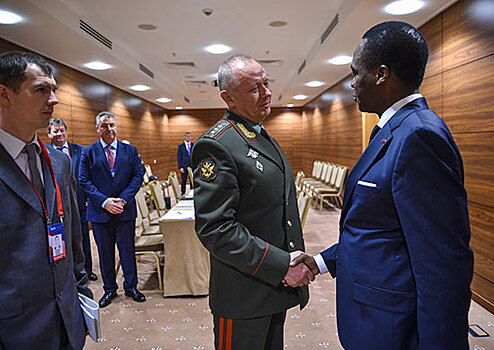 Замглавы российского военного ведомства генерал-полковник Александр Фомин встретился с министром обороны Камеруна Джозефом Бети Ассомой