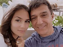 Жена Александра Овечкина поделилась теплым фото с отцом и старшими сестрами