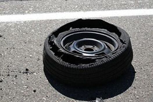 Водители встали на Суринском путепроводе из-за пробитых колес