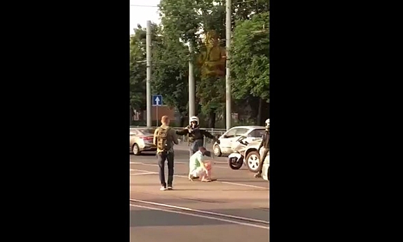 В Калининграде на дороге байкер избил автомобилиста. Видео