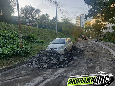 Во Владивостоке автомобиль забаррикадировали кучей старого асфальта