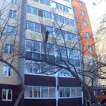 В Челябинске пьяный мужчина пытался спрыгнуть с четвертого этажа