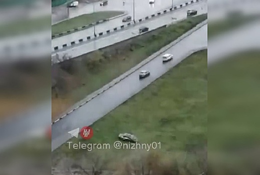 Нижегородцы заметили делимобиль, припаркованный на газоне на Комсомольской площади