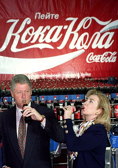 А это Билл и Хилари Клинтон пробуют на вкус Кока-Колу на московском заводе. В далеком 1995 году Клинтон был президентом США. 