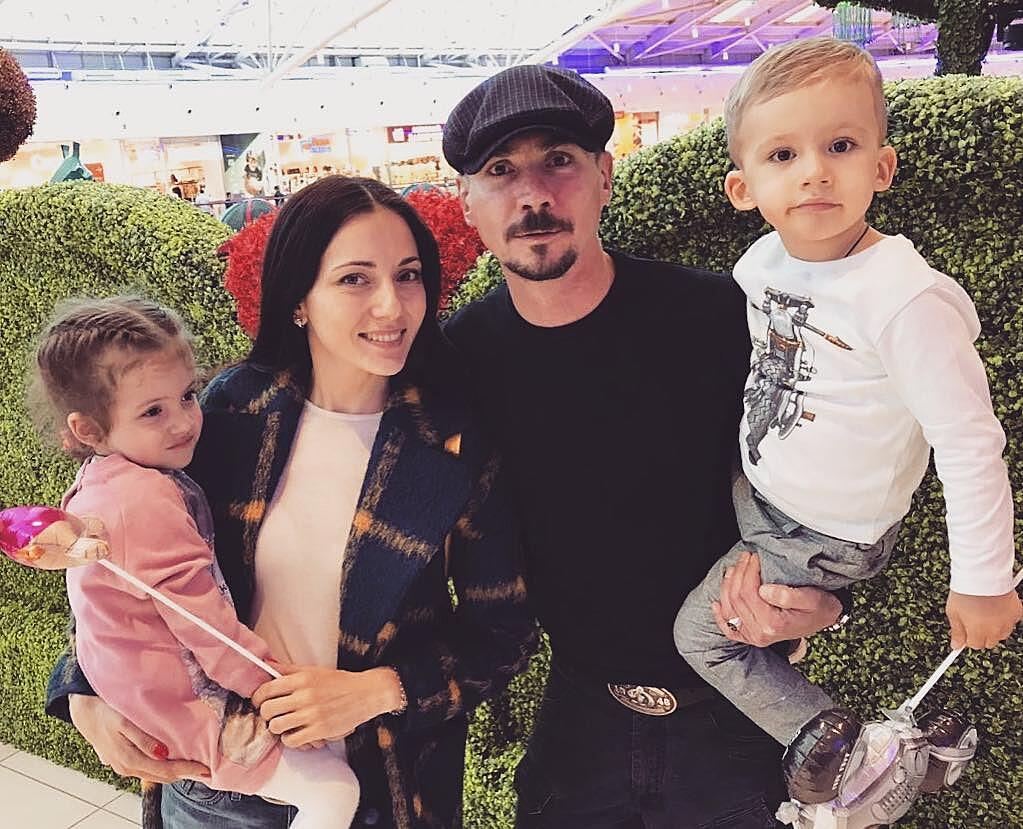 Звезда «Молодежки» Денис Никифоров поделился нежными фото с женой и детьми