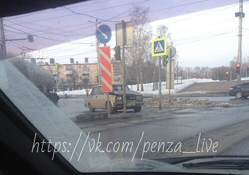 В Пензе советское авто протаранило светофор у памятника Победы