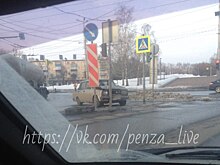 В Пензе советское авто протаранило светофор у памятника Победы