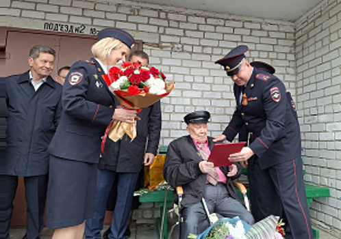 В Тюменской области полицейские поздравили ветерана ВОВ и органов внутренних дел со 100-летним юбилеем