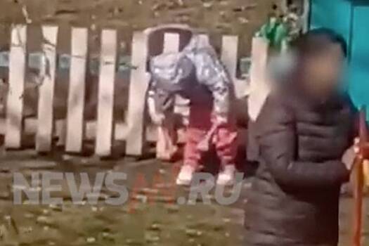 В России повешенную на забор воспитанницу детского сада сняли на видео
