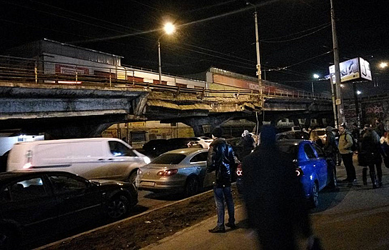 В Киеве возникла многокилометровая пробка из-за обвала моста