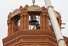 «Вернули справедливость»: смотрим лучшие фото с подъема колоколов на новый храм в центре Волгограда