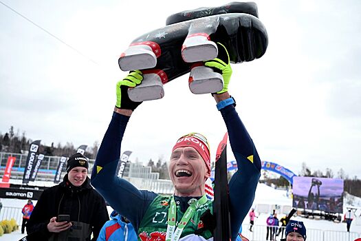 Александр Большунов выиграл две гонки на Дёминском марафоне: лучшему лыжнику страны подарили большого лося