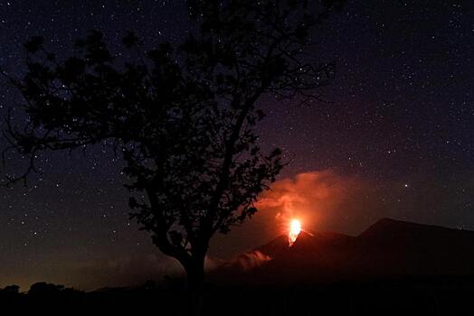 В Гватемале эвакуировали 300 человек из-за угрозы извержения вулкана Фуэго