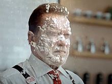 Галь Гадот обливает Шварценеггера кофе