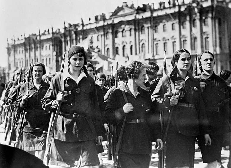 Колонна девушек-комсомолок на первомайском параде в Ленинграде, 1926 год