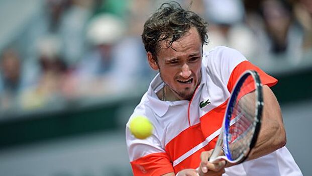 Медведев победил Вердаско в первом круге турнира в Лондоне