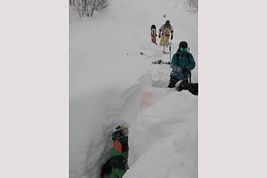 Турист провалился в замерзший водопад на горном курорте Сочи и попал на видео