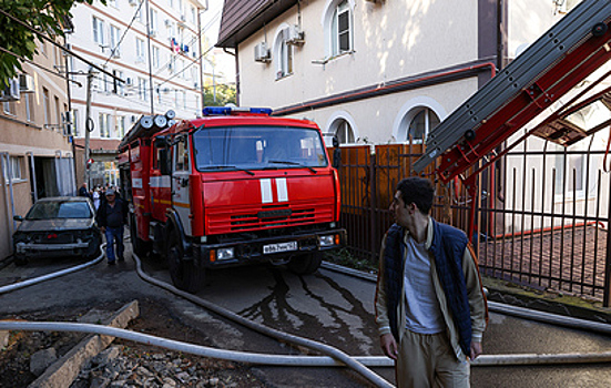 Женщина чудом спаслась от пожара в Сочи, выбравшись из окна и сев на кондиционер
