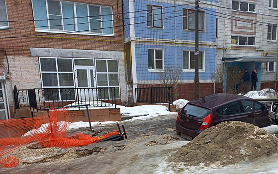 На улице Ленинского Комсомола в Рязани автомобиль провалился под землю