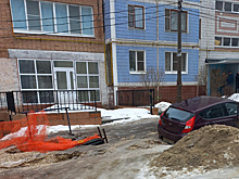 На улице Ленинского Комсомола в Рязани автомобиль провалился под землю