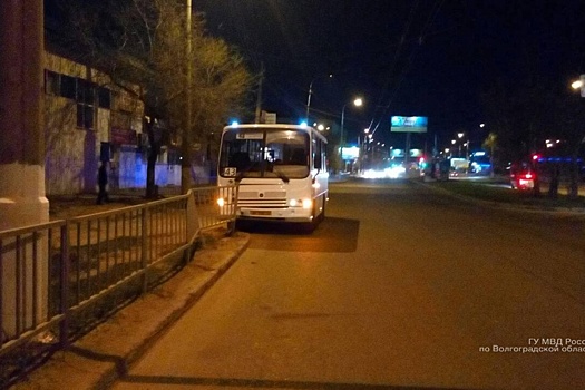 В Волгограде автобус врезался в забор: женщина, подросток и маленький мальчик в больнице