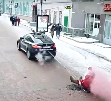 Нижегородского блогера прокатили по Покровке на дымящихся санках