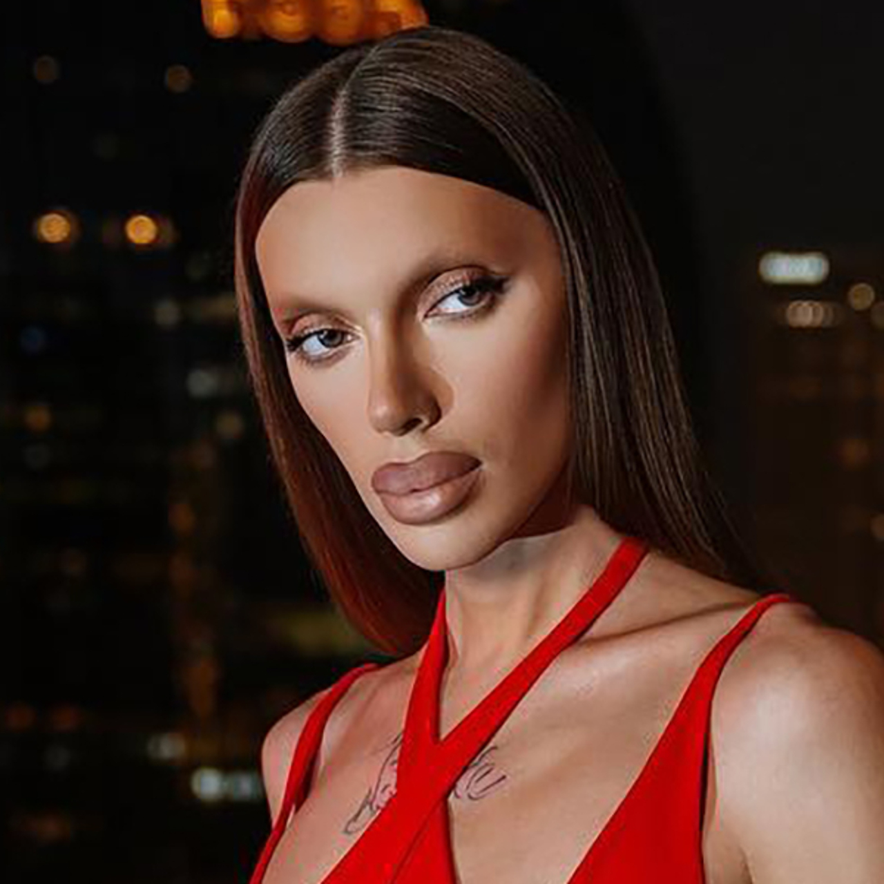 Үлкен әдемі жас сиськи