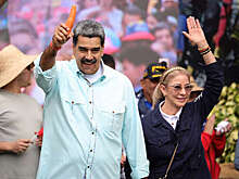 В сети появились фото изображения Мадуро с женой из дронов в небе Каракаса