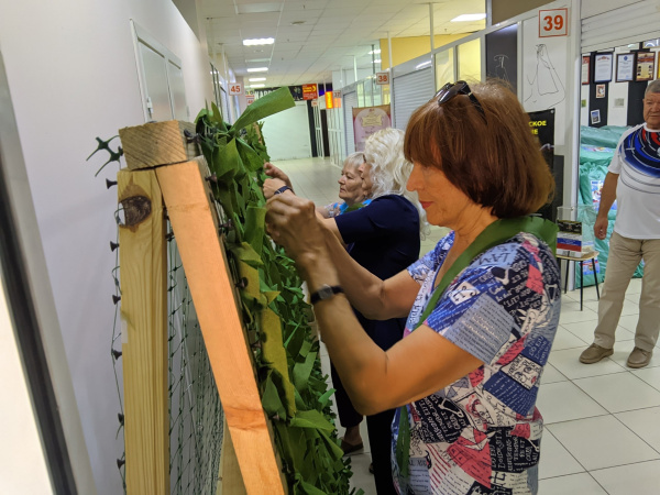 Берегут девчата: более 100 маскировочных сетей отправили в зону СВО тольяттинские волонтеры