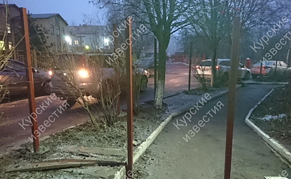 В Курске на улице Мыльникова устанавливают забор, перекрыв пешеходную дорожку