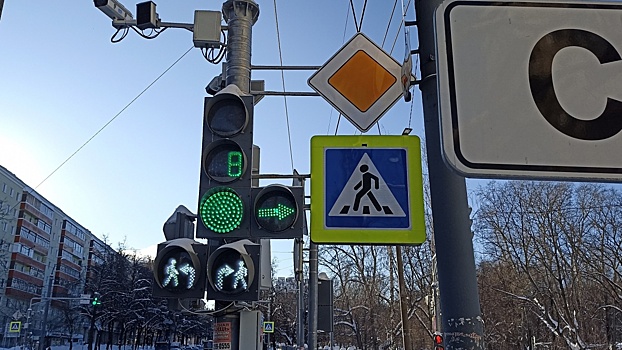 Работу светофора изменили на нижегородском перекрестке Белинского – Ошарской