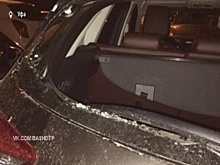 В Уфе на автомобили упала глыба льда