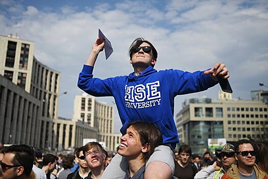 Большая масса людей. Но Путина все сильно любят