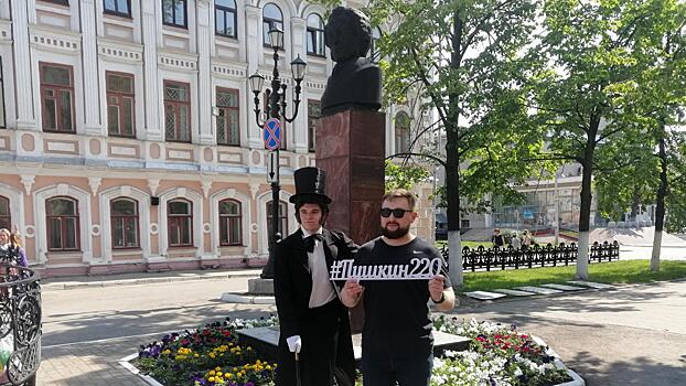 Великий русский поэт «прогуливался» сегодня по Пушкинскому бульвару в Вологде