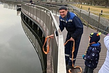 Сотрудники инженерной службы района Савёлки помогли ребёнку достать из Большого городского пруда самокат