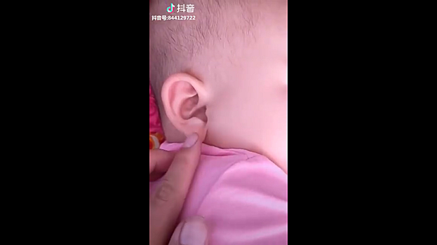 Этот младенец вытворяет со своим ушком такое, что вы не повторите – видео