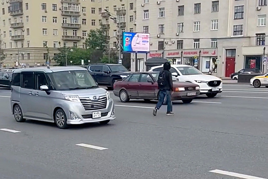 Переход москвича через Кутузовский поперек автодвижения попал на видео