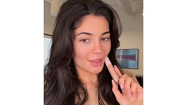 Кайли Дженнер показала лицо без макияжа