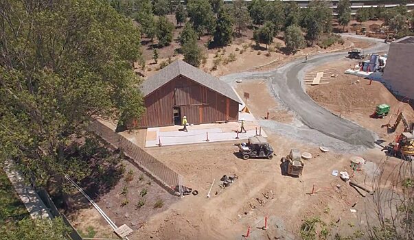 Apple восстановила столетний амбар на территории Apple Park