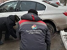 В Тюмени BMW чуть не ушёл под землю на парковке