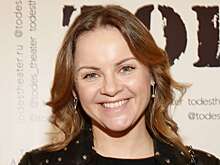 Супруга Игоря Николаева вышла на сцену в красном платье с вырезом