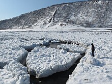 Сотни рыбаков из РФ оказались на отколовшейся льдине