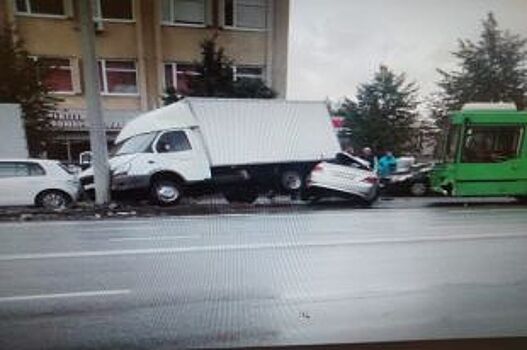 В Казани случилась массовая авария с участием «ГАЗели» и троллейбуса